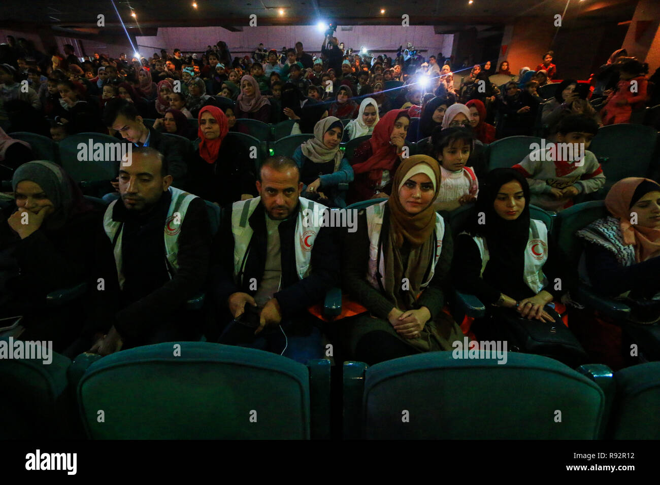 6 décembre 2018 - Une cérémonie avec des spectacles folkloriques traditionnels a lieu à Khan Younis, dans le sud de la bande de Gaza, pour célébrer le 50e anniversaire de la Société du Croissant-Rouge palestinien, qui a été officiellement créée en décembre 1968. La cérémonie, qui a été organisée par le service de réadaptation de la Société du Croissant-Rouge palestinien à Khan Younis, a également observé la Journée internationale des personnes handicapées. Le Pakistan est l'un des principaux fournisseurs de services à but non lucratif de services sociaux et médicaux en Cisjordanie et de la bande de Gaza. Il fournit également des soins de santé s Banque D'Images
