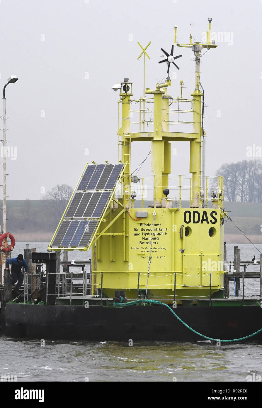 Wolgast, Allemagne. Dec 19, 2018. La bouée de mesure de l'Oderbank «» est amarrée à l'Hornwerft pour l'hiver. Depuis mai 1996, le poste de surveillance a fourni des informations sur le contenu de la "sortie" du pavillon de l'Oder dans la mer Baltique. La bouée appartient à la 'MARNETT' la surveillance de l'environnement réseau de l'agence fédérale maritime et hydrographique (BSH). Il est exploité par l'Institut Leibniz de recherche sur la mer Baltique Warnemünde (IOW). Credit : Stefan Sauer/dpa-Zentralbild/ZB/dpa/Alamy Live News Banque D'Images