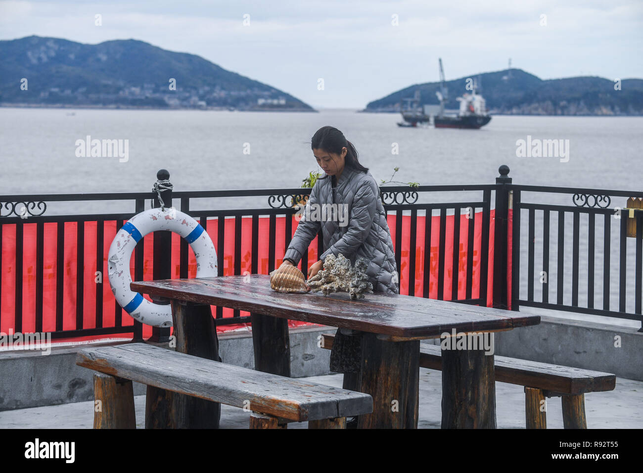 Zhoushan, Chine, Province de Zhejiang. Dec 16, 2018. Propriétaire de l'auberge Xinyu Zhang travaille à son auberge dans la ville de Zhoushan Zhujiajian east, dans la province du Zhejiang en Chine, le 16 décembre 2018. Homestay tourisme est en plein essor comme le gouvernement local a fait des efforts constants en réinventant les zones rurales. Credit : Xu Yu/Xinhua/Alamy Live News Banque D'Images