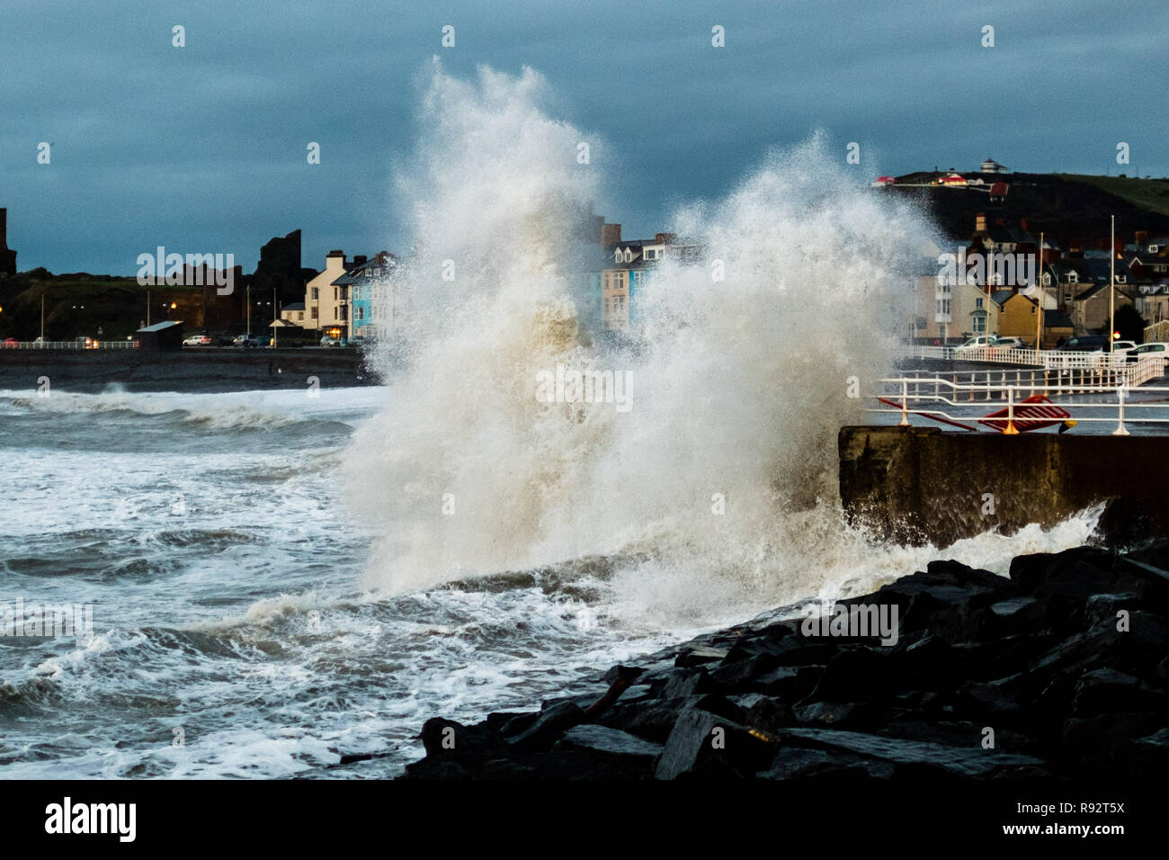 Aberystwyth, Pays de Galles, Royaume-Uni. Dec 19, 2018. Météo France : Des vents forts et une marée haute se combinent pour hammer énormes vagues contre les défenses de la mer à Aberystwyth, sur la côte ouest de la Baie de Cardigan au Pays de Galles sur un wert et venteux jour, avec plus de temps incertain prévu pour les prochains jours Crédit photo : Keith morris/Alamy Live News Banque D'Images