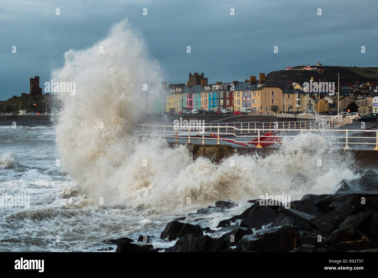Aberystwyth, Pays de Galles, Royaume-Uni. Dec 19, 2018. Météo France : Des vents forts et une marée haute se combinent pour hammer énormes vagues contre les défenses de la mer à Aberystwyth, sur la côte ouest de la Baie de Cardigan au Pays de Galles sur un wert et venteux jour, avec plus de temps incertain prévu pour les prochains jours Crédit photo : Keith morris/Alamy Live News Banque D'Images