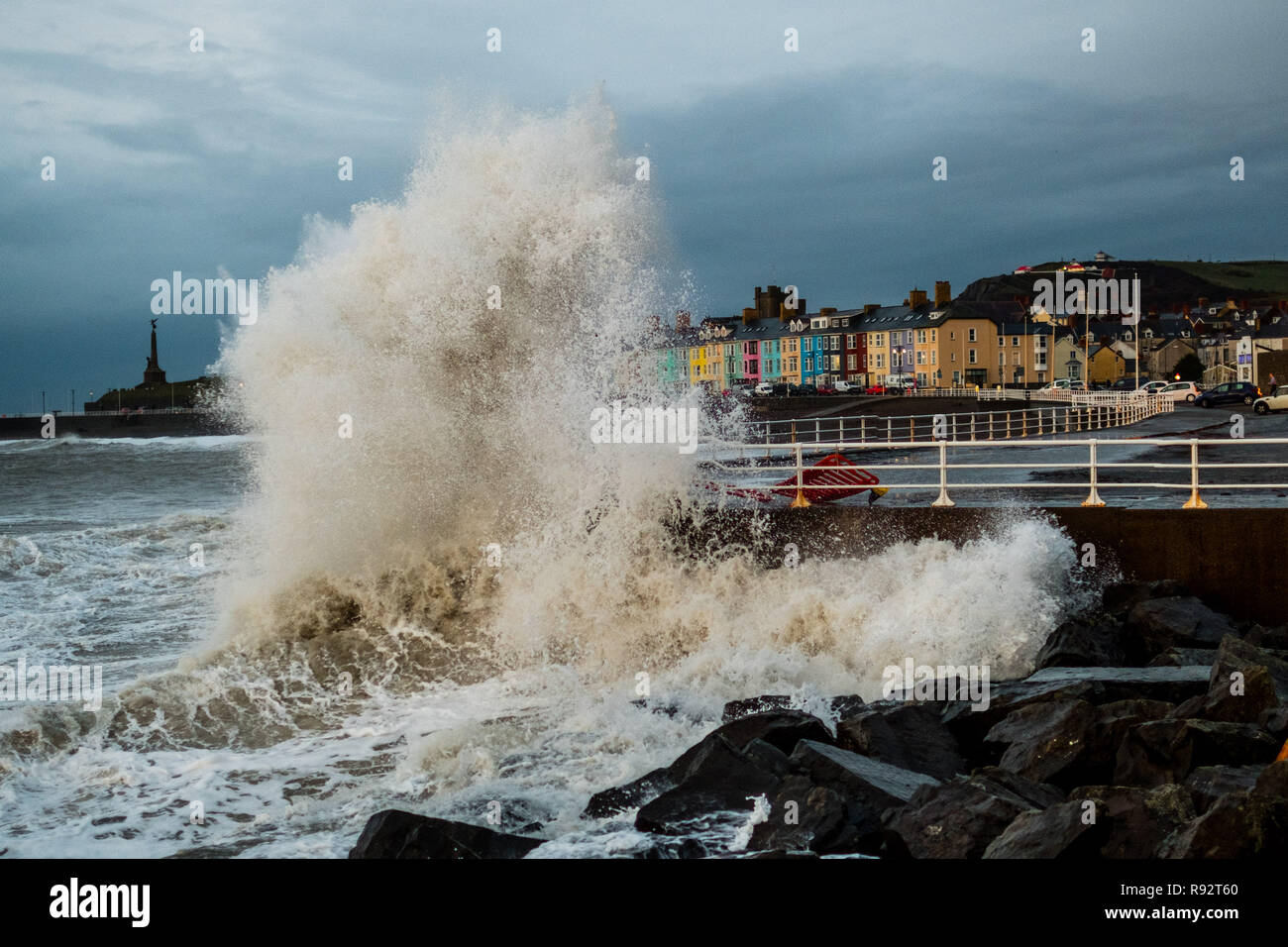 Aberystwyth, Pays de Galles, Royaume-Uni. Dec 19, 2018. Météo France : Des vents forts et une marée haute se combinent pour hammer énormes vagues contre les défenses de la mer à Aberystwyth, sur la côte ouest de la Baie de Cardigan au Pays de Galles sur un wert et venteux jour, avec plus de temps incertain prévu pour les prochains jours Crédit photo : Keith morris/Alamy Live News Banque D'Images