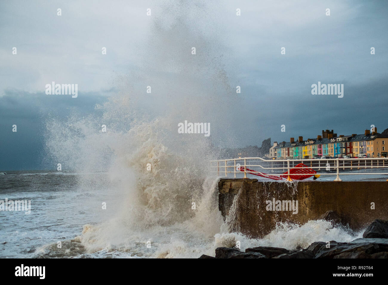 Aberystwyth, Pays de Galles, Royaume-Uni. Dec 19, 2018. Météo France : Des vents forts et une marée haute se combinent pour hammer énormes vagues contre les défenses de la mer à Aberystwyth, sur la côte ouest de la Baie de Cardigan au Pays de Galles sur un wert et venteux jour, avec plus de temps incertain prévu pour les prochains jours Crédit photo : Keith morris/Alamy Live News Banque D'Images