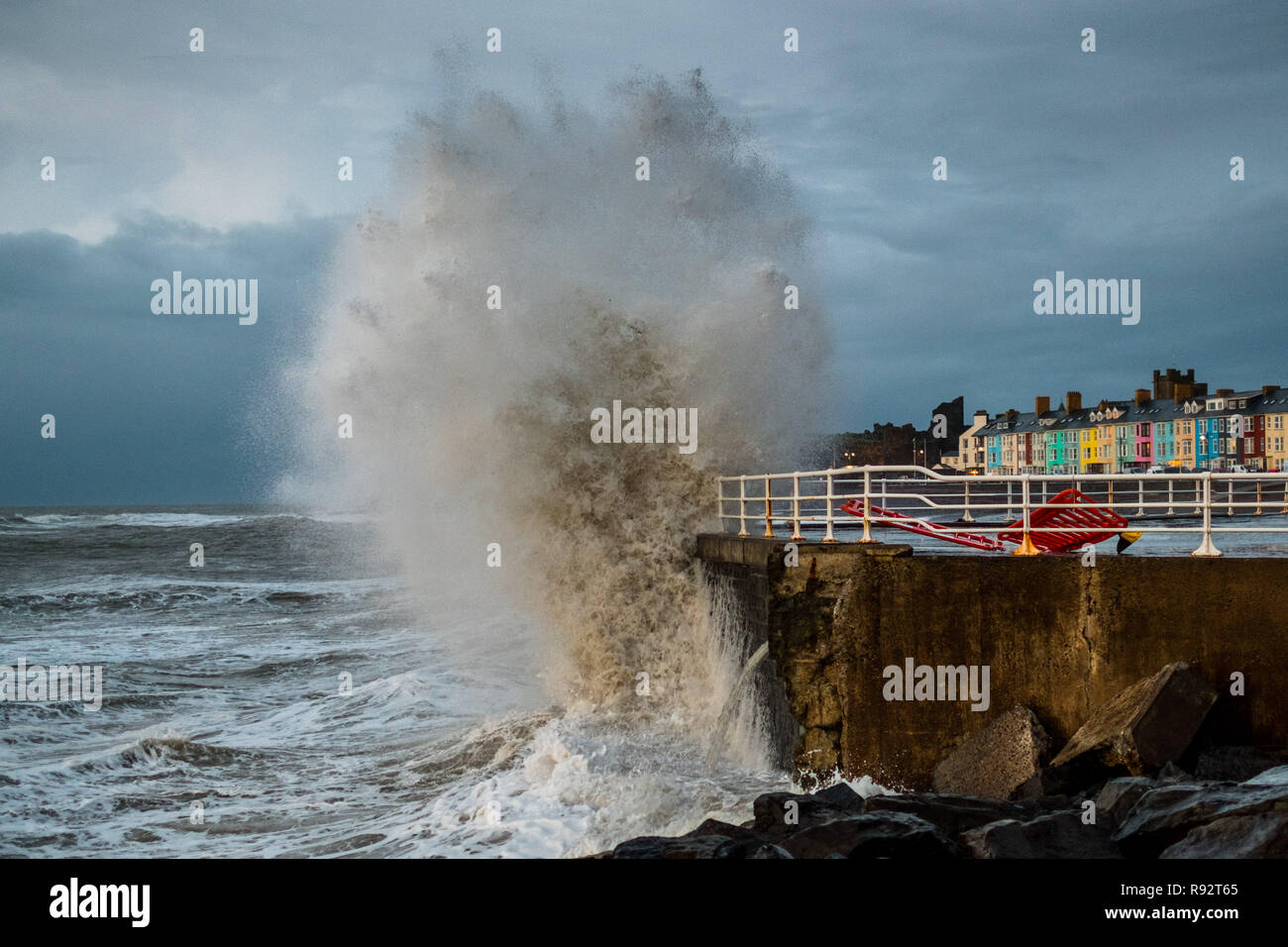 Aberystwyth, Pays de Galles, Royaume-Uni. Dec 19, 2018. Météo France : Des vents forts et une marée haute se combinent pour hammer énormes vagues contre les défenses de la mer à Aberystwyth, sur la côte ouest de la Baie de Cardigan au Pays de Galles sur un wert et venteux jour, avec plus de temps incertain prévu pour les prochains jours Crédit photo : Keith morris/Alamy Live News Banque D'Images