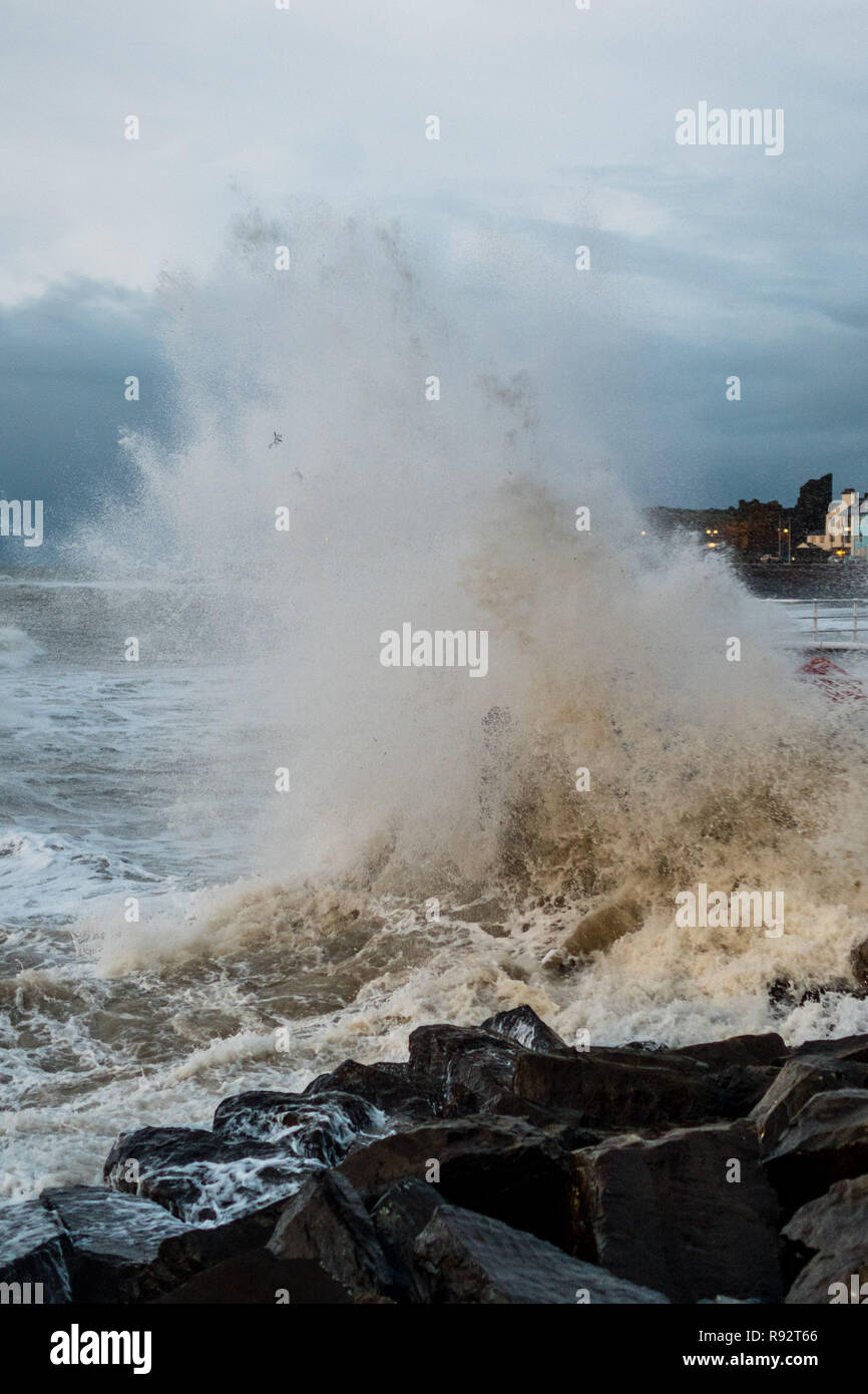 Aberystwyth, Pays de Galles, Royaume-Uni. Dec 19, 2018. Météo France : Des vents forts et une marée haute se combinent pour hammer énormes vagues contre les défenses de la mer à Aberystwyth, sur la côte ouest de la Baie de Cardigan au Pays de Galles sur un wert et venteux jour, avec plus de temps incertain prévu pour les prochains jours Crédit photo : Keith morris/Alamy Live News Banque D'Images