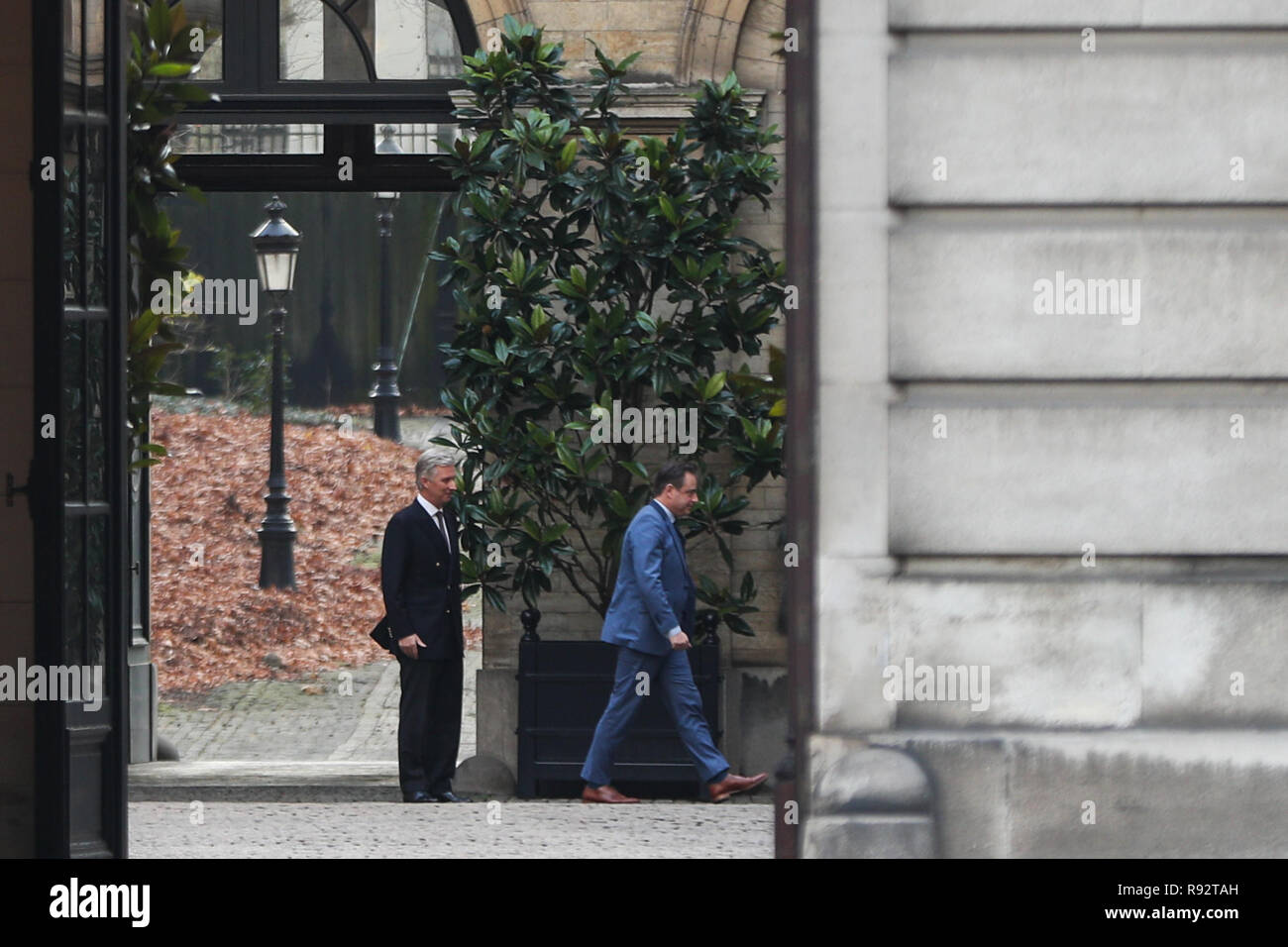 Bruxelles, Belgique. Dec 19, 2018. Bart De Wever(R), Président du parti de droite flamand N-VA, laisse une rencontre avec le roi Philippe de Belgique au Palais Royal de Bruxelles, Belgique, le 19 décembre 2018. Après le premier ministre belge, Charles Michel a visité le roi le mardi soir pour présenter la démission de son gouvernement, le Roi Philippe a annoncé qu'il tenait sa décision "en suspens". Credit : Zheng Huansong/Xinhua/Alamy Live News Banque D'Images
