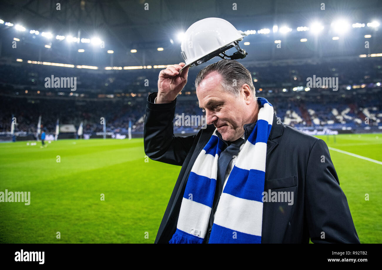 19 décembre 2018, en Rhénanie du Nord-Westphalie, Gelsenkirchen : Soccer : Bundesliga, le FC Schalke 04 - Bayer Leverkusen, 16e journée dans la Veltins Arena. Toennies Clemens, Schalke est président du Conseil de surveillance, se tient devant le jeu à l'écart et prend de l'exploitation minière un casque. Le 21 décembre dernier le Steinkozhlezeche dans la région de la Ruhr est fermé. Photo : Guido Kirchner/DPA - NOTE IMPORTANTE : en conformité avec les exigences de la DFL Deutsche Fußball Liga ou la DFB Deutscher Fußball-Bund, il est interdit d'utiliser ou avoir utilisé des photographies prises dans le stade et/ou la correspondance dans la forme de Banque D'Images