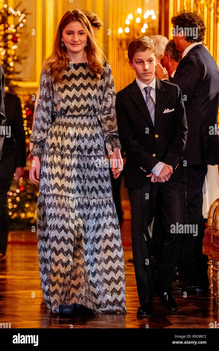 Bruxelles, Belgique. Dec 19, 2018. Le Roi Philippe, La Reine Mathilde, le Roi Albert, La Princesse Elisabeth, le Prince Gabriel, le Prince Emmanuel, Princess Elenore en, la Princesse Astrid le Prince Lorenz de Belgique, assister au concert de Noël annuel au Palais Royal de Bruxelles, Belgique, 19 décembre 2018. Crédit : Patrick van Katwijk |/dpa/Alamy Live News Banque D'Images