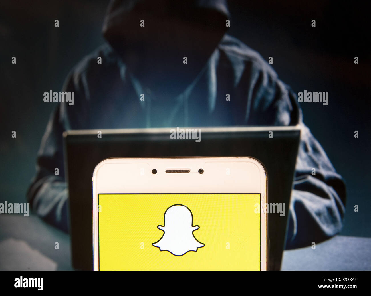 Hong Kong. 22 Nov, 2018. Application de messagerie multimédia logo SnapChat est vu sur un appareil mobile Android avec une figure de hacker dans l'arrière-plan. Credit : Miguel Candela/SOPA Images/ZUMA/Alamy Fil Live News Banque D'Images