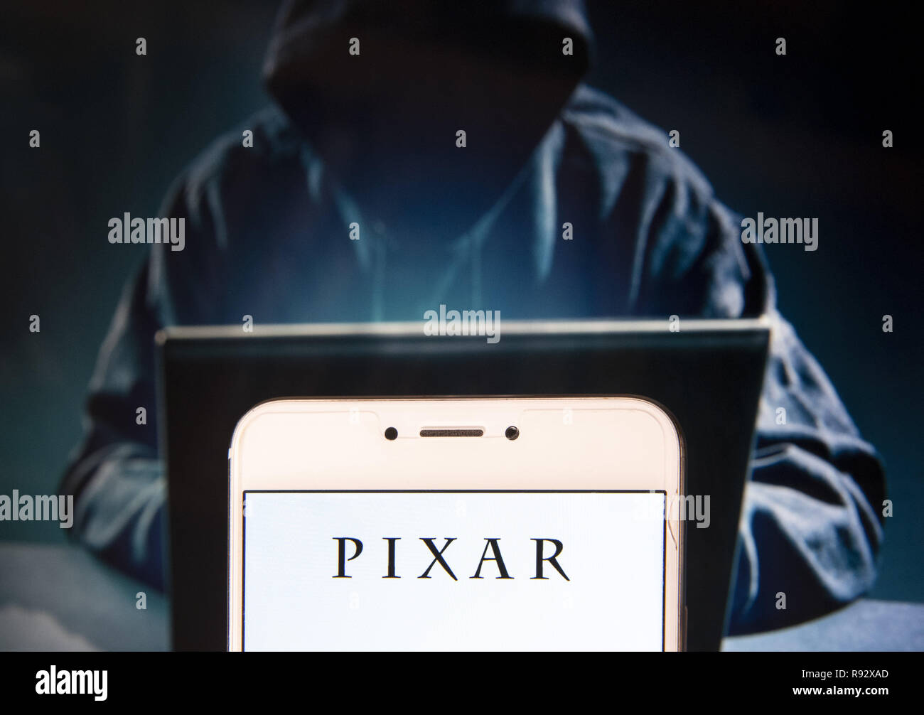Hong Kong. 22 Nov, 2018. Le studio des films d'animation américains d'ordinateurs appartenant à Disney, Pixar, le logo est vu sur un appareil mobile Android avec une figure de hacker dans l'arrière-plan. Credit : Miguel Candela/SOPA Images/ZUMA/Alamy Fil Live News Banque D'Images