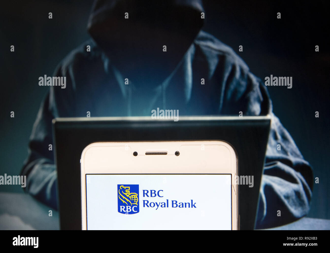 Hong Kong. 23 Nov, 2018. Les multinationales canadiennes de services financiers La Banque Royale du Canada RBC logo est vu sur un appareil mobile Android avec une figure de hacker dans l'arrière-plan. Credit : Miguel Candela/SOPA Images/ZUMA/Alamy Fil Live News Banque D'Images