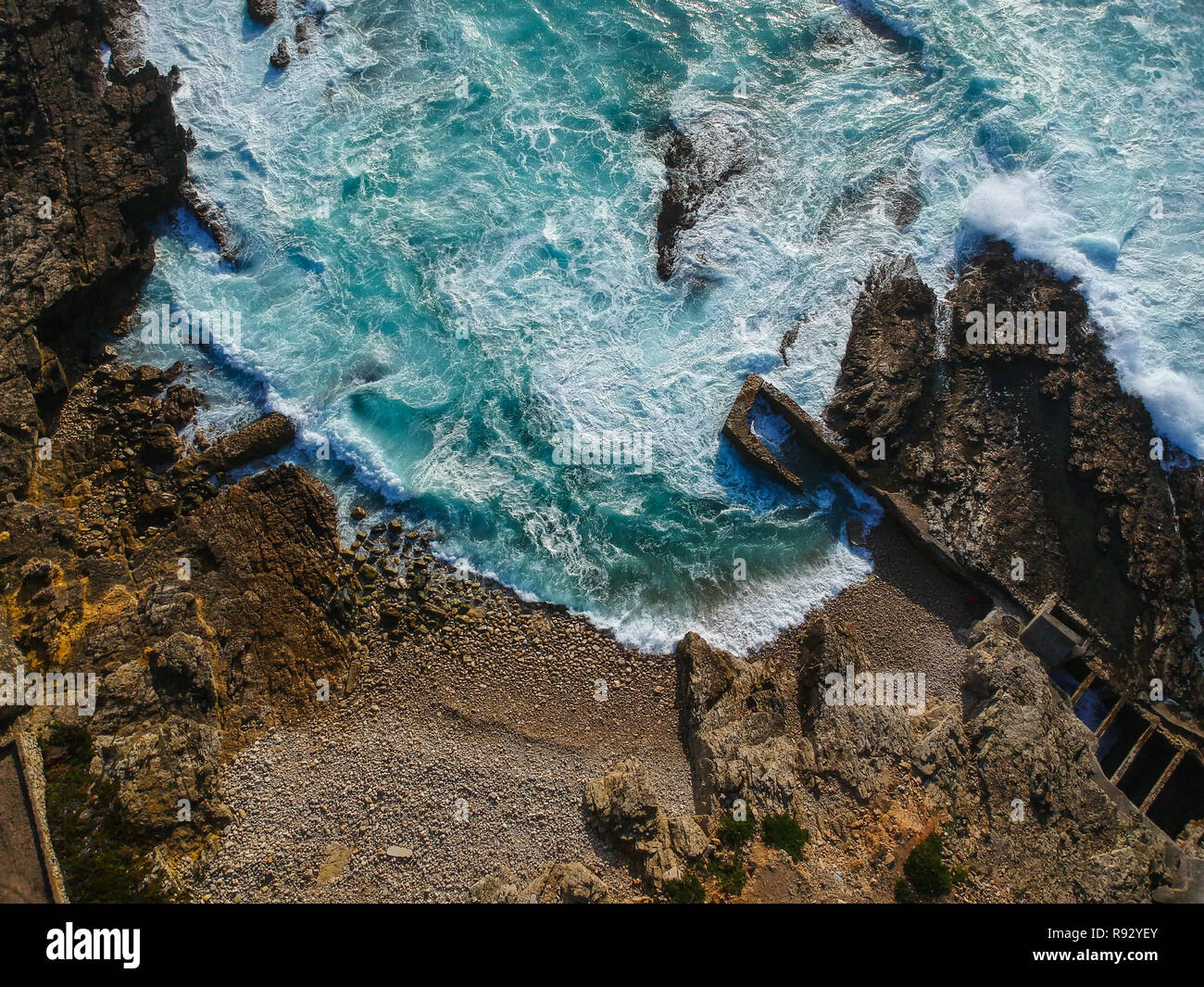 Vue aérienne de vagues se briser contre la côte. Panorama Seascape prenant avec un drone. Banque D'Images