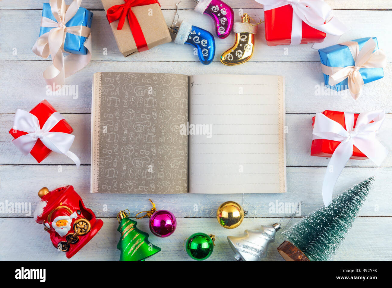 Noël ou Nouvel an composition du châssis avec blank notepad pour des rêves, projets, tâches, salutations à l'intérieur sur fond de bois clair. Mise à plat, vue du dessus, Banque D'Images