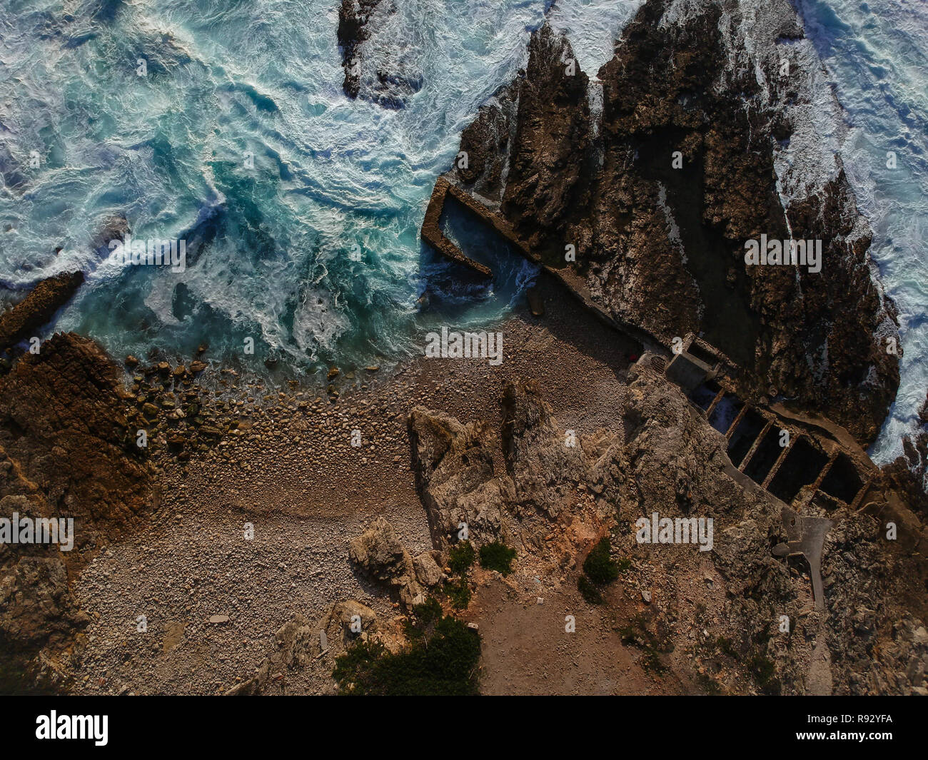 Vue aérienne de vagues se briser contre la côte. Panorama Seascape prenant avec un drone. Banque D'Images