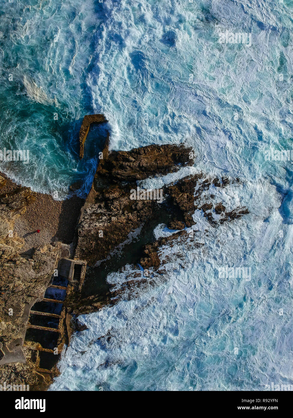 Vue aérienne de vagues se briser contre la côte. Panorama Seascape prenant avec un drone. Banque D'Images