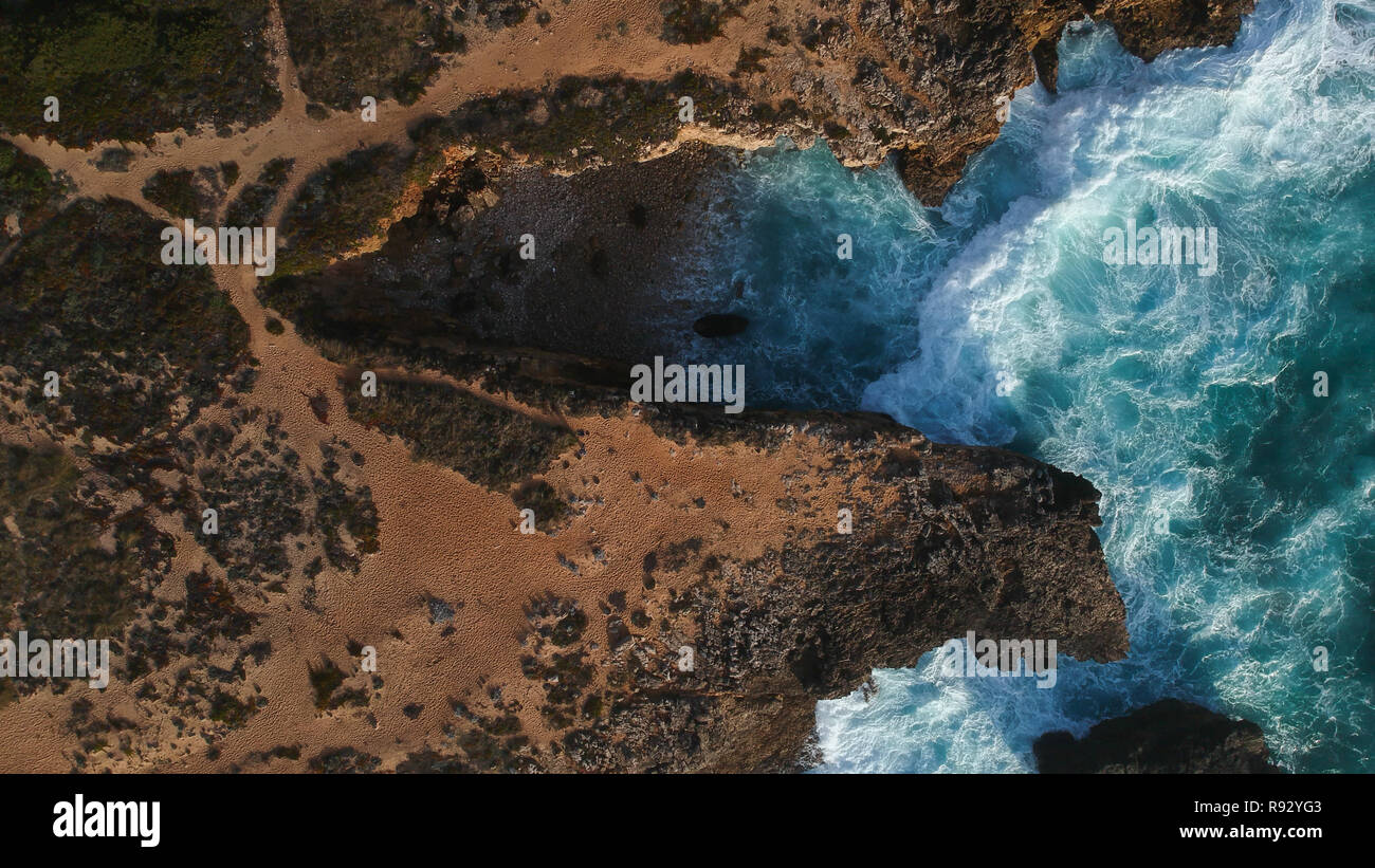 Vue aérienne de vagues se briser contre la côte. Panorama Seascape prenant avec un drone. Banque D'Images