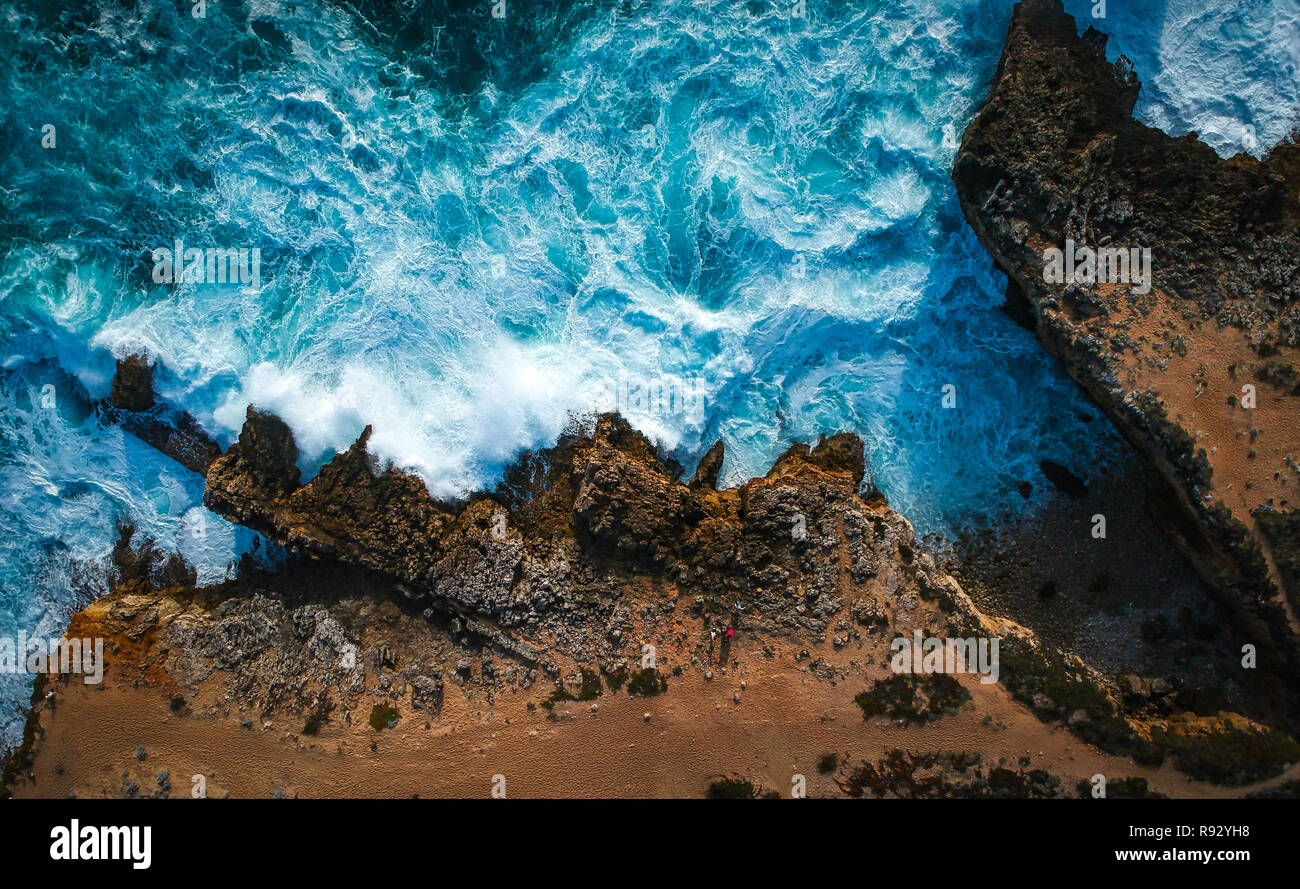 Vue aérienne de vagues se briser contre la côte. Panorama Seascape prenant avec un drone. Banque D'Images