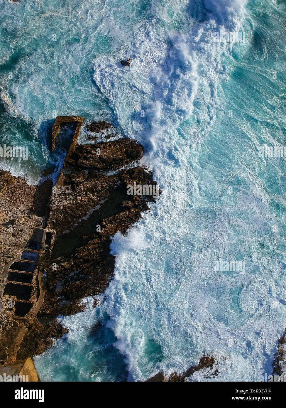 Vue aérienne de vagues se briser contre la côte. Panorama Seascape prenant avec un drone. Banque D'Images