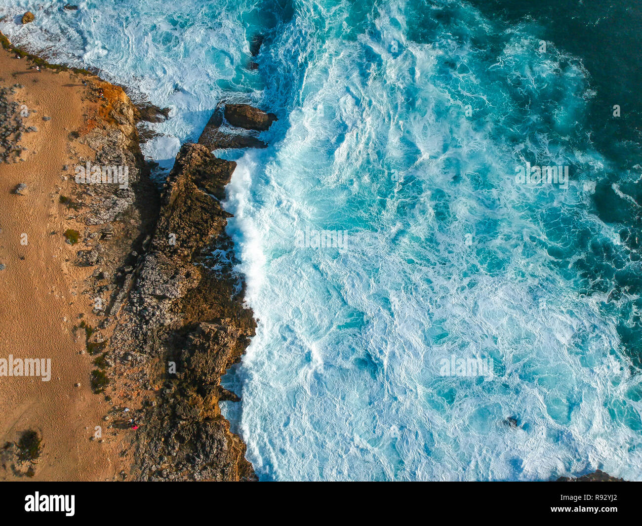 Vue aérienne de vagues se briser contre la côte. Panorama Seascape prenant avec un drone. Banque D'Images