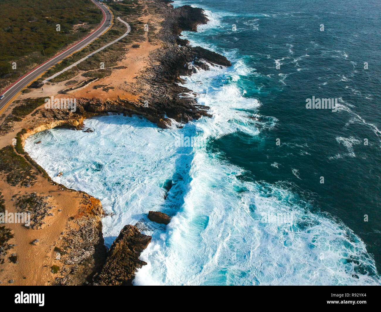 Vue aérienne de vagues se briser contre la côte. Panorama Seascape prenant avec un drone. Banque D'Images