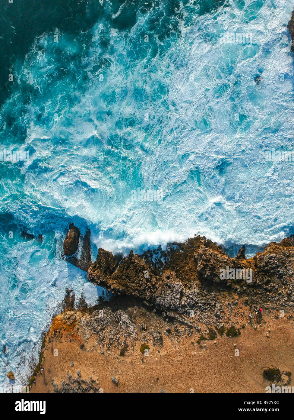Vue aérienne de vagues se briser contre la côte. Panorama Seascape prenant avec un drone. Banque D'Images
