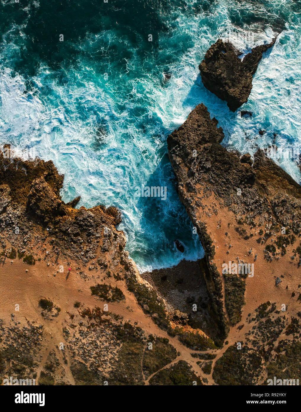 Vue aérienne de vagues se briser contre la côte. Panorama Seascape prenant avec un drone. Banque D'Images