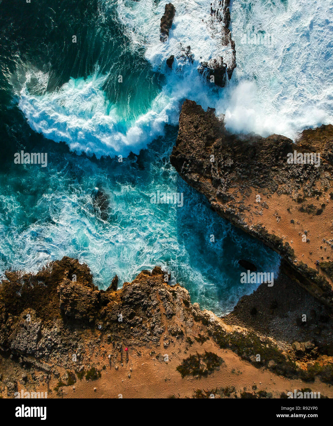 Vue aérienne de vagues se briser contre la côte. Panorama Seascape prenant avec un drone. Banque D'Images