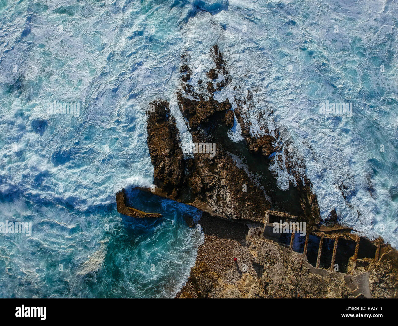 Vue aérienne de vagues se briser contre la côte. Panorama Seascape prenant avec un drone. Banque D'Images