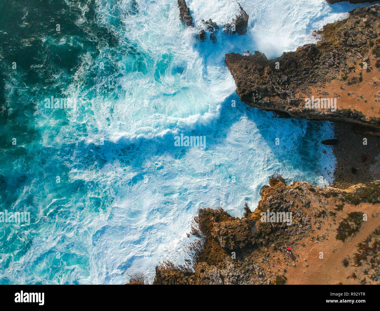 Vue aérienne de vagues se briser contre la côte. Panorama Seascape prenant avec un drone. Banque D'Images