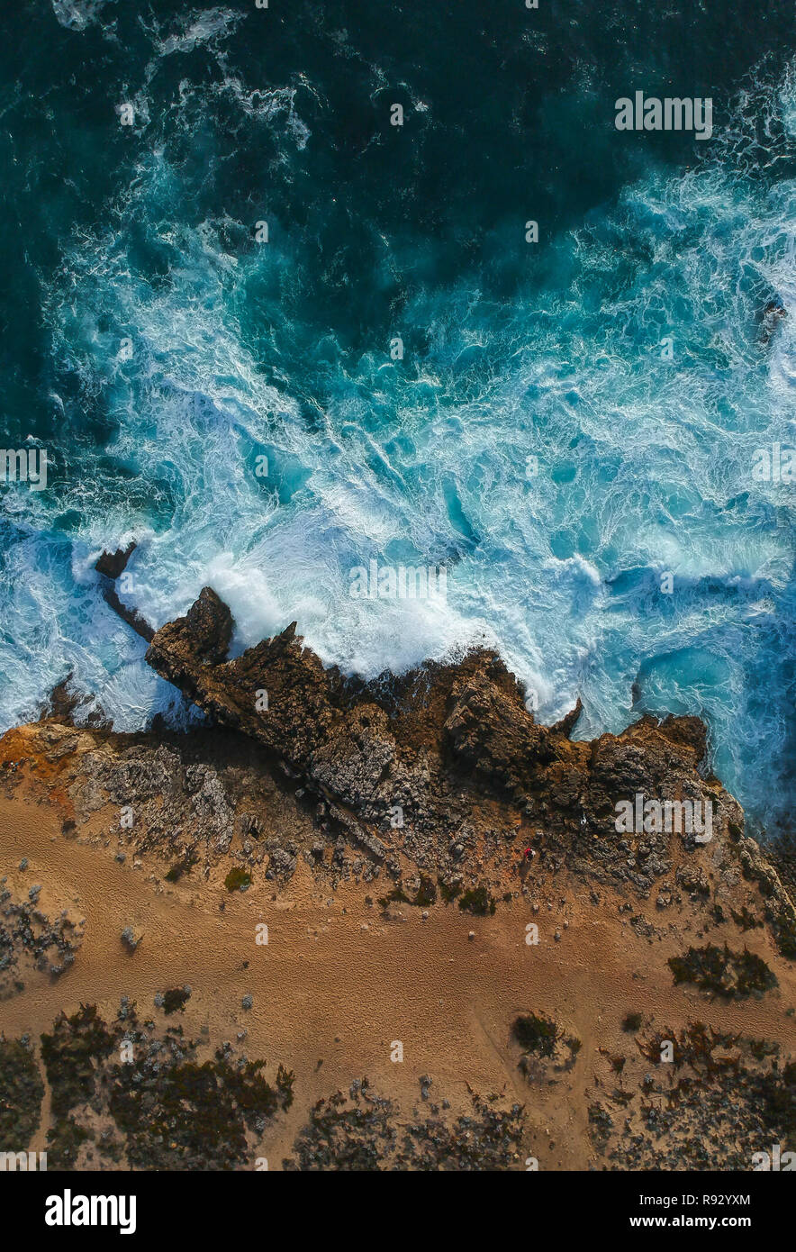 Vue aérienne de vagues se briser contre la côte. Panorama Seascape prenant avec un drone. Banque D'Images