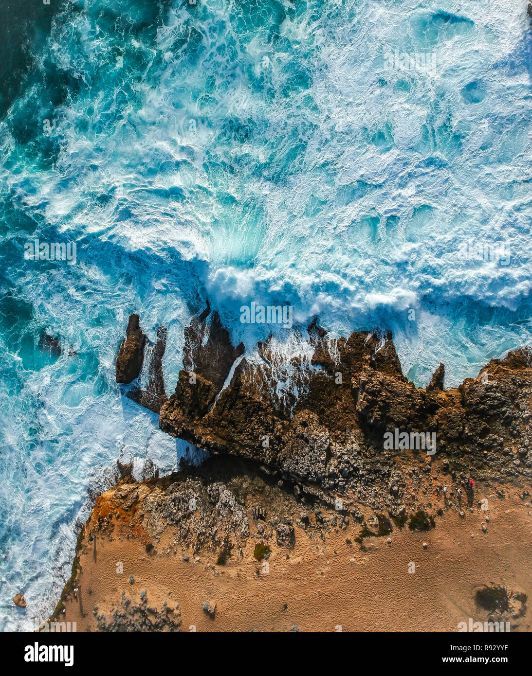 Vue aérienne de vagues se briser contre la côte. Panorama Seascape prenant avec un drone. Banque D'Images