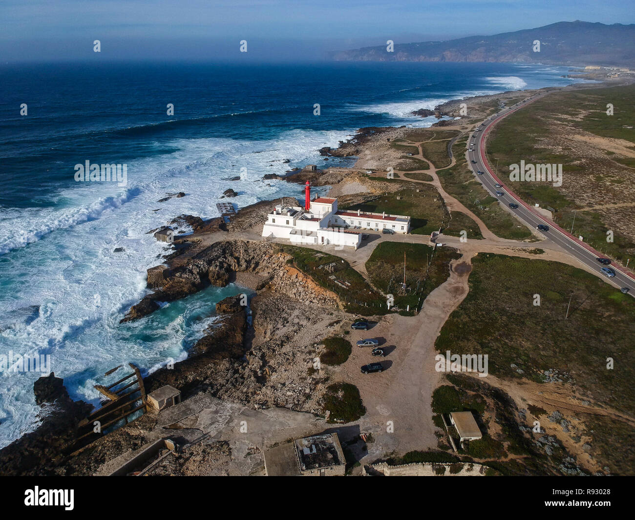 Vue aérienne d'un phare dans la côte portugaise. Phare du cap raso Cascais, Portugal Banque D'Images