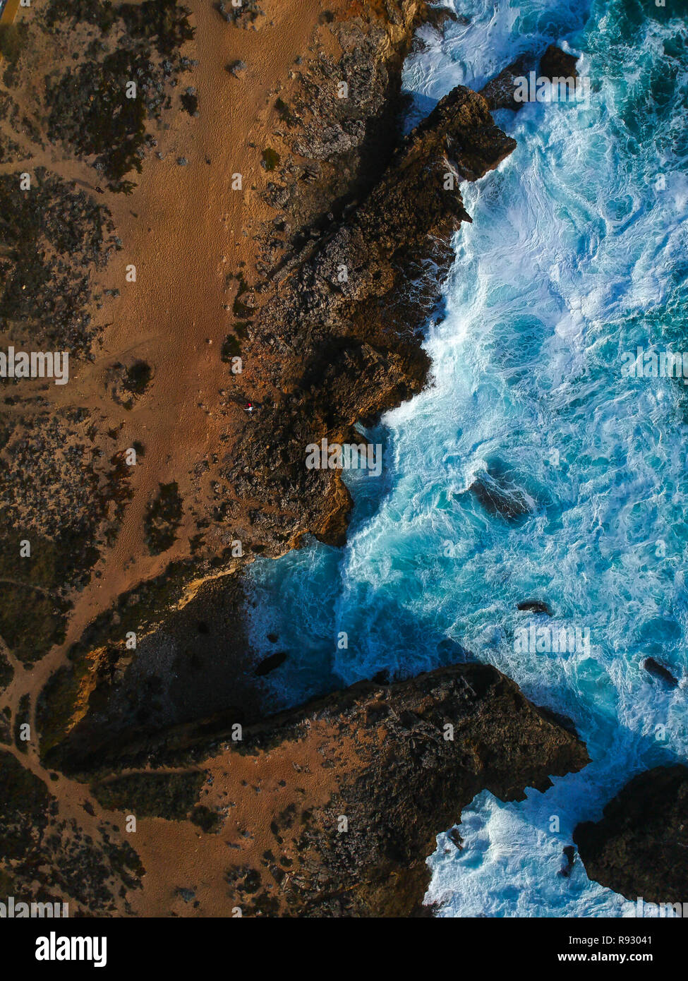 Vue aérienne de vagues se briser contre la côte. Panorama Seascape prenant avec un drone. Banque D'Images