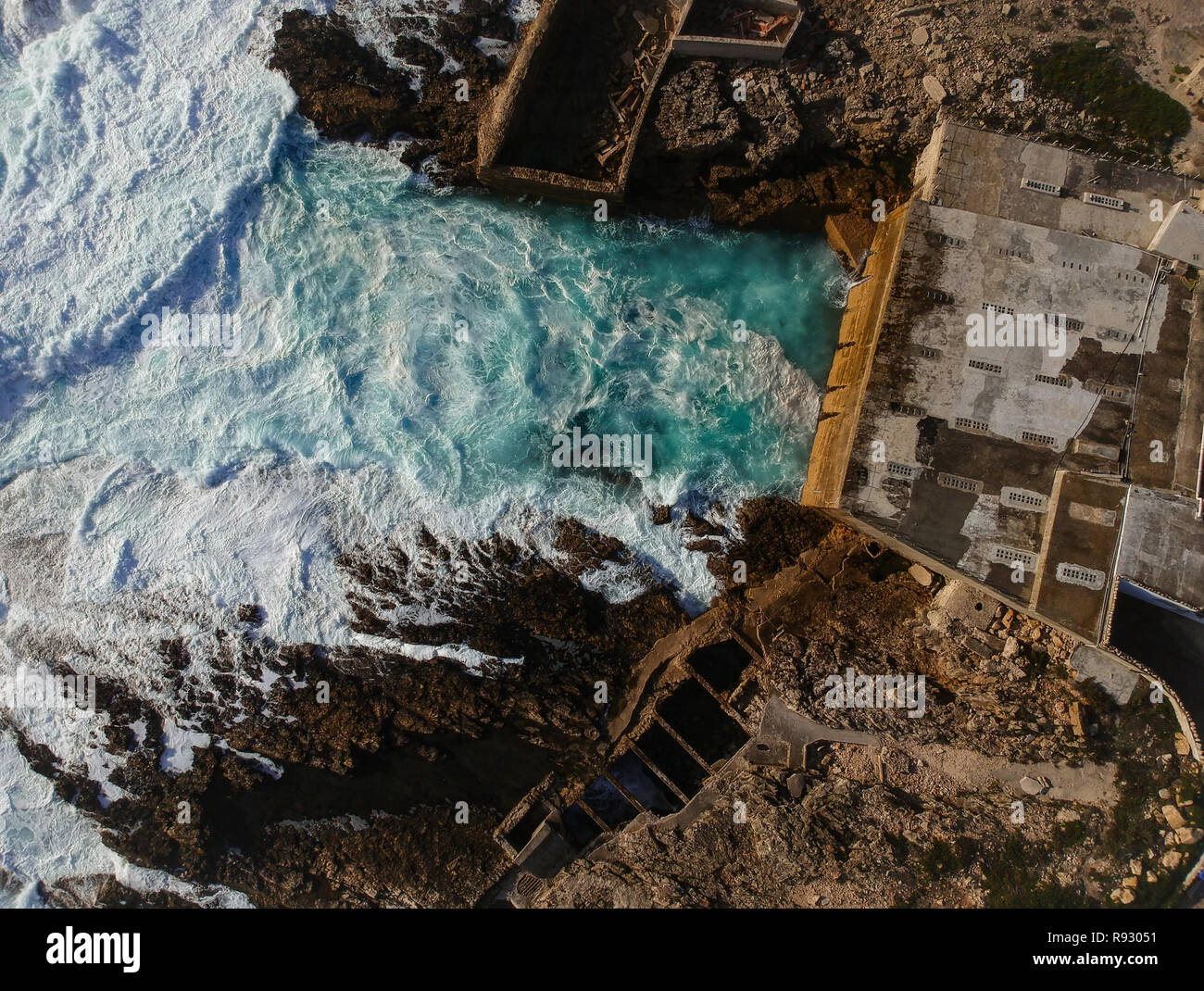 Vue aérienne de vagues se briser contre la côte. Panorama Seascape prenant avec un drone. Banque D'Images