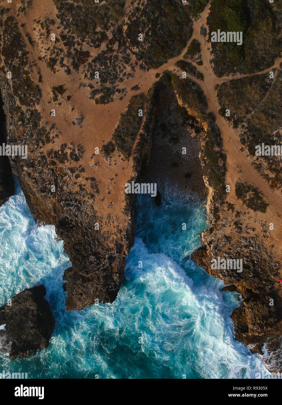 Vue aérienne de vagues se briser contre la côte. Panorama Seascape prenant avec un drone. Banque D'Images