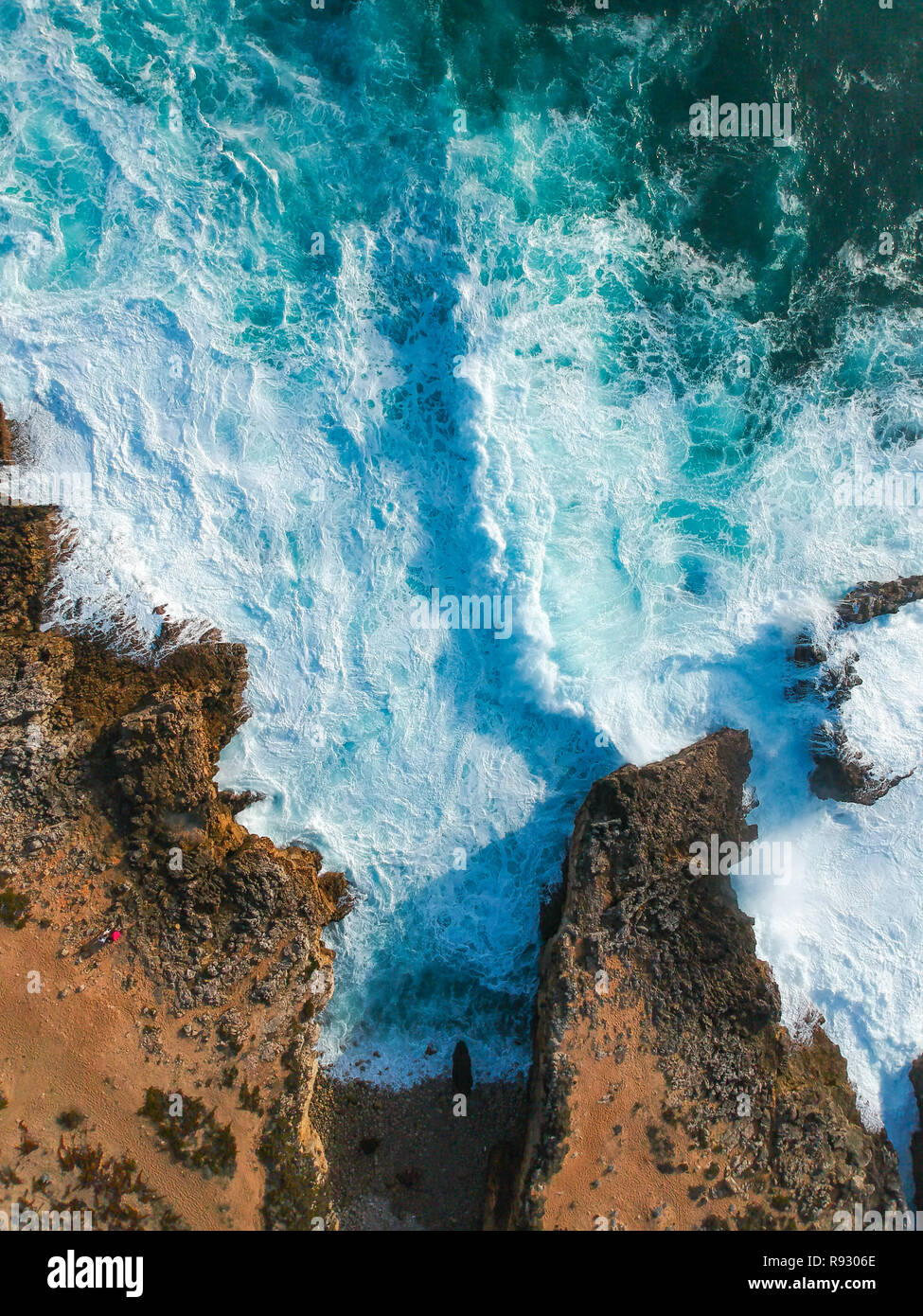 Vue aérienne de vagues se briser contre la côte. Panorama Seascape prenant avec un drone. Banque D'Images