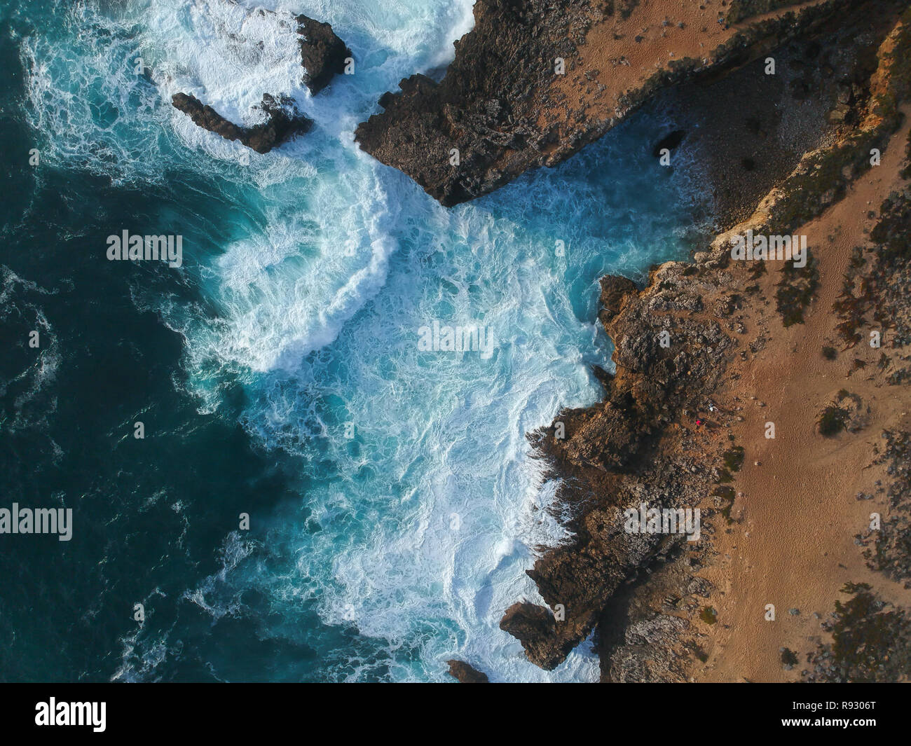 Vue aérienne de vagues se briser contre la côte. Panorama Seascape prenant avec un drone. Banque D'Images