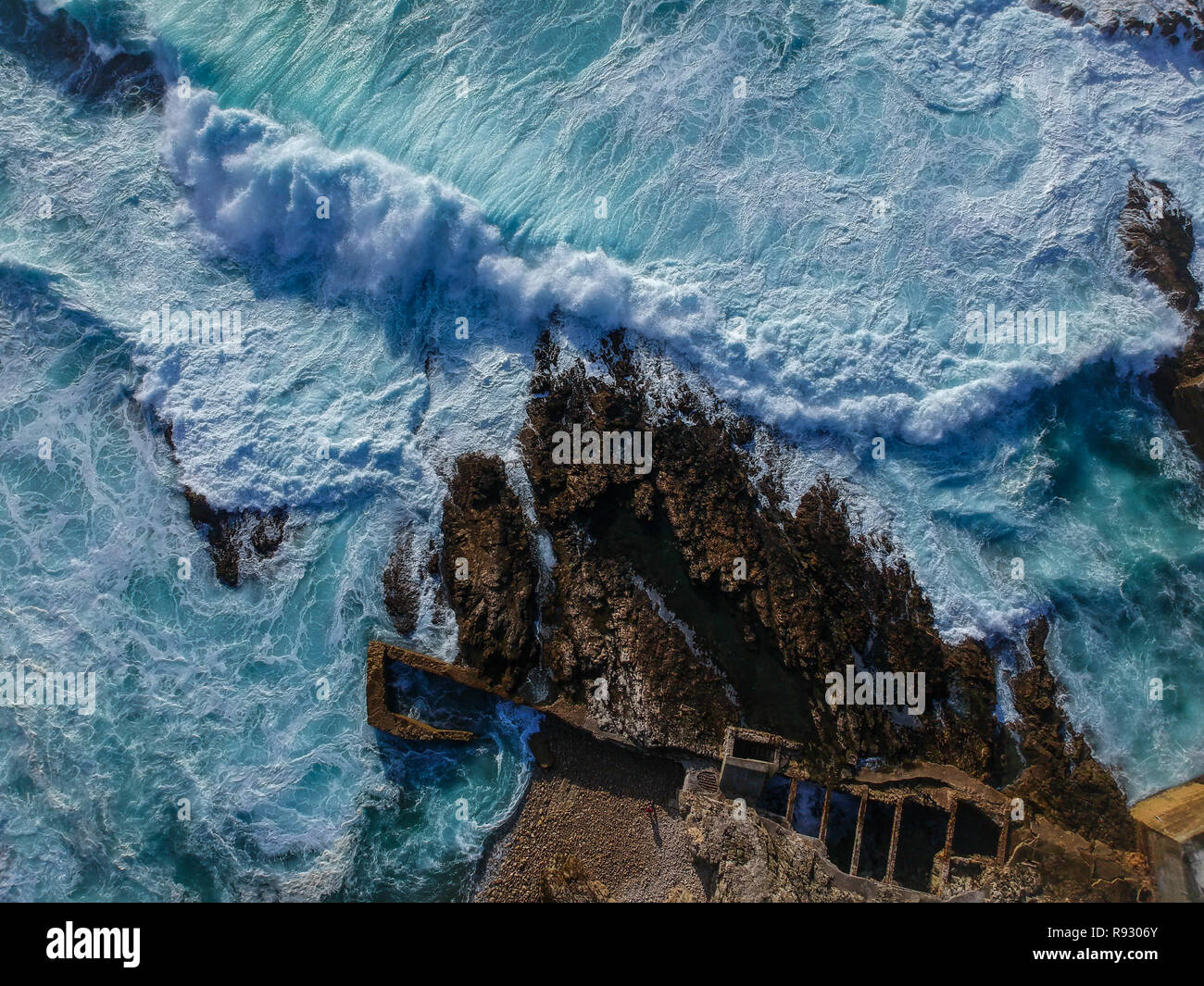Vue aérienne de vagues se briser contre la côte. Panorama Seascape prenant avec un drone. Banque D'Images
