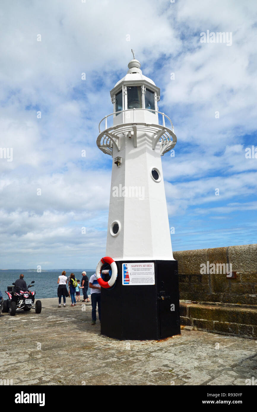 Phare à Mevagissey Harbour, Cornwall, UK Banque D'Images