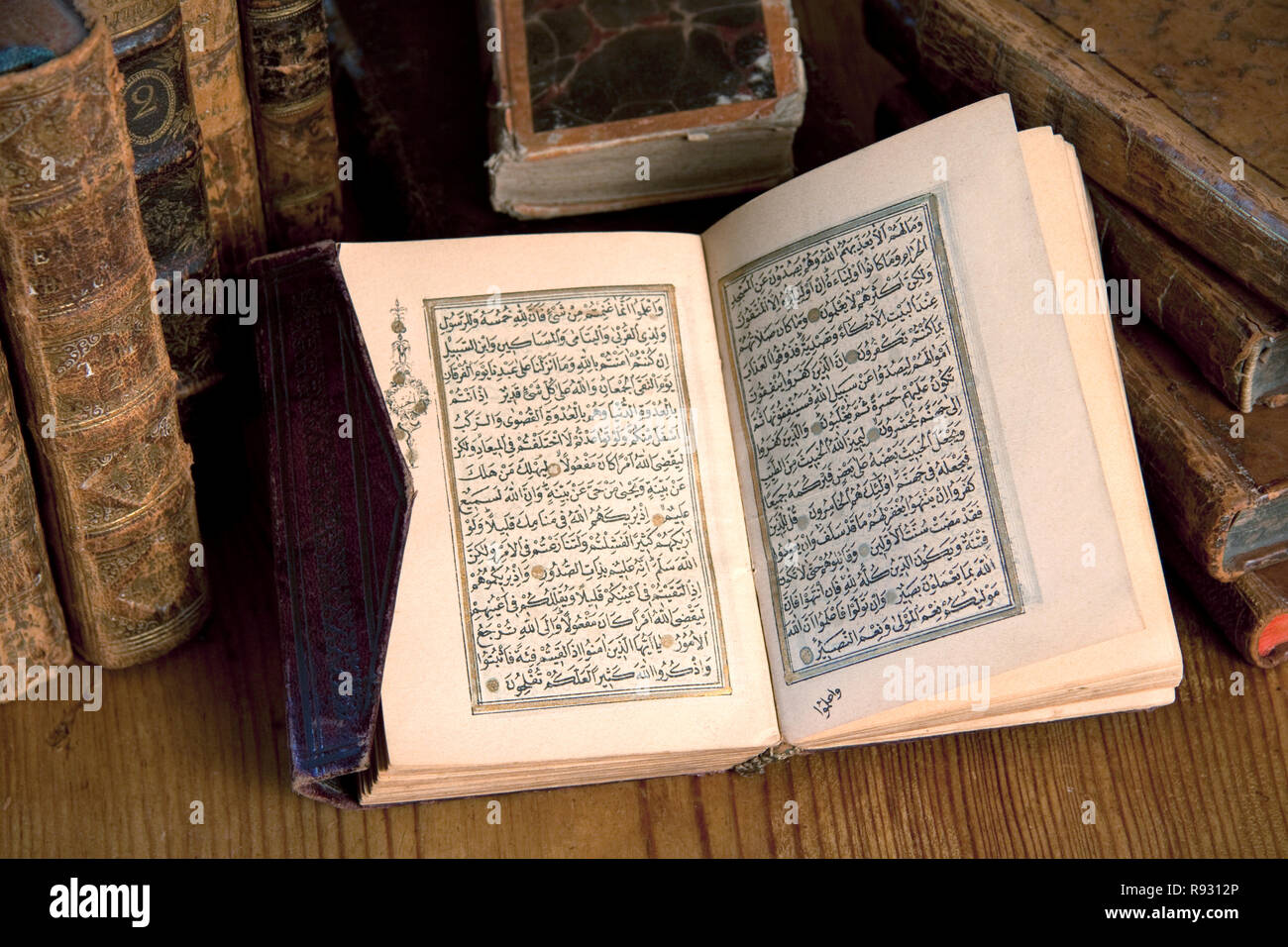 Ancienne vintage books un manuscrit arabe avec des ornements d'or Banque D'Images