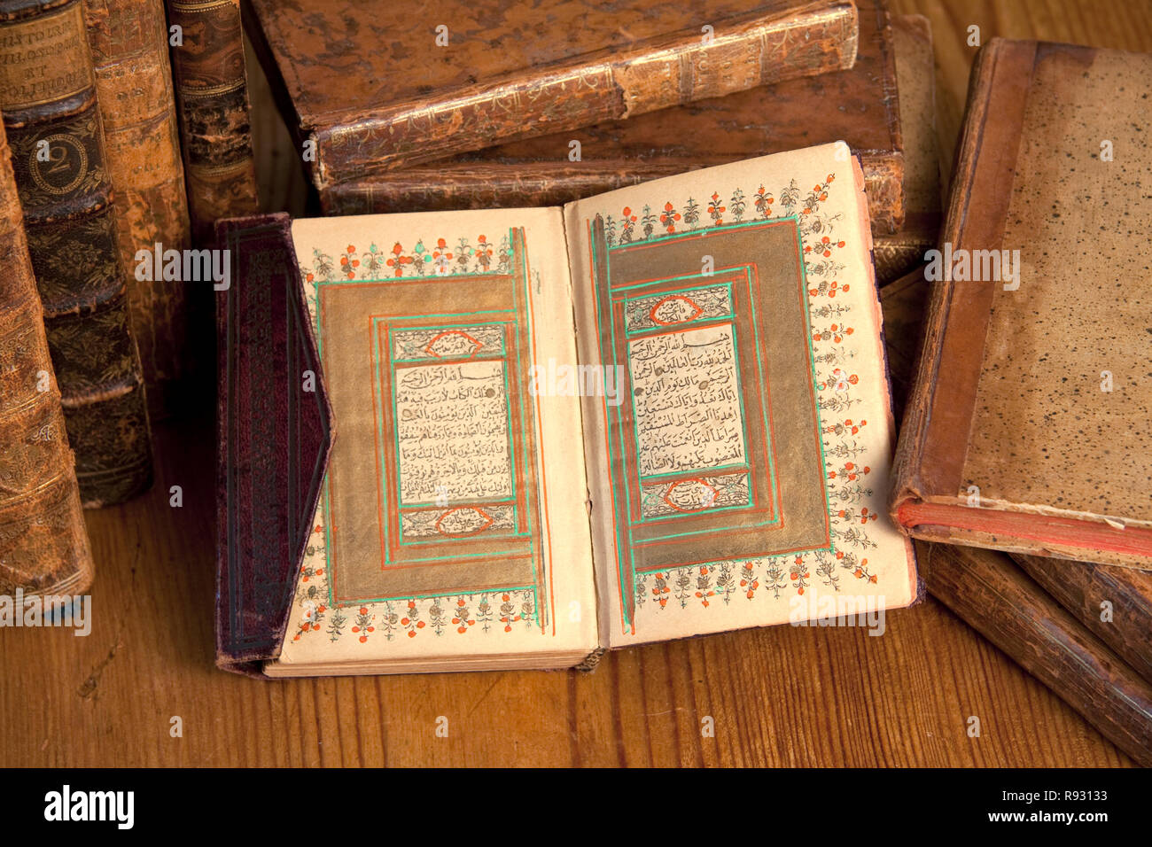 Ancienne vintage books un manuscrit arabe avec des ornements d'or Banque D'Images