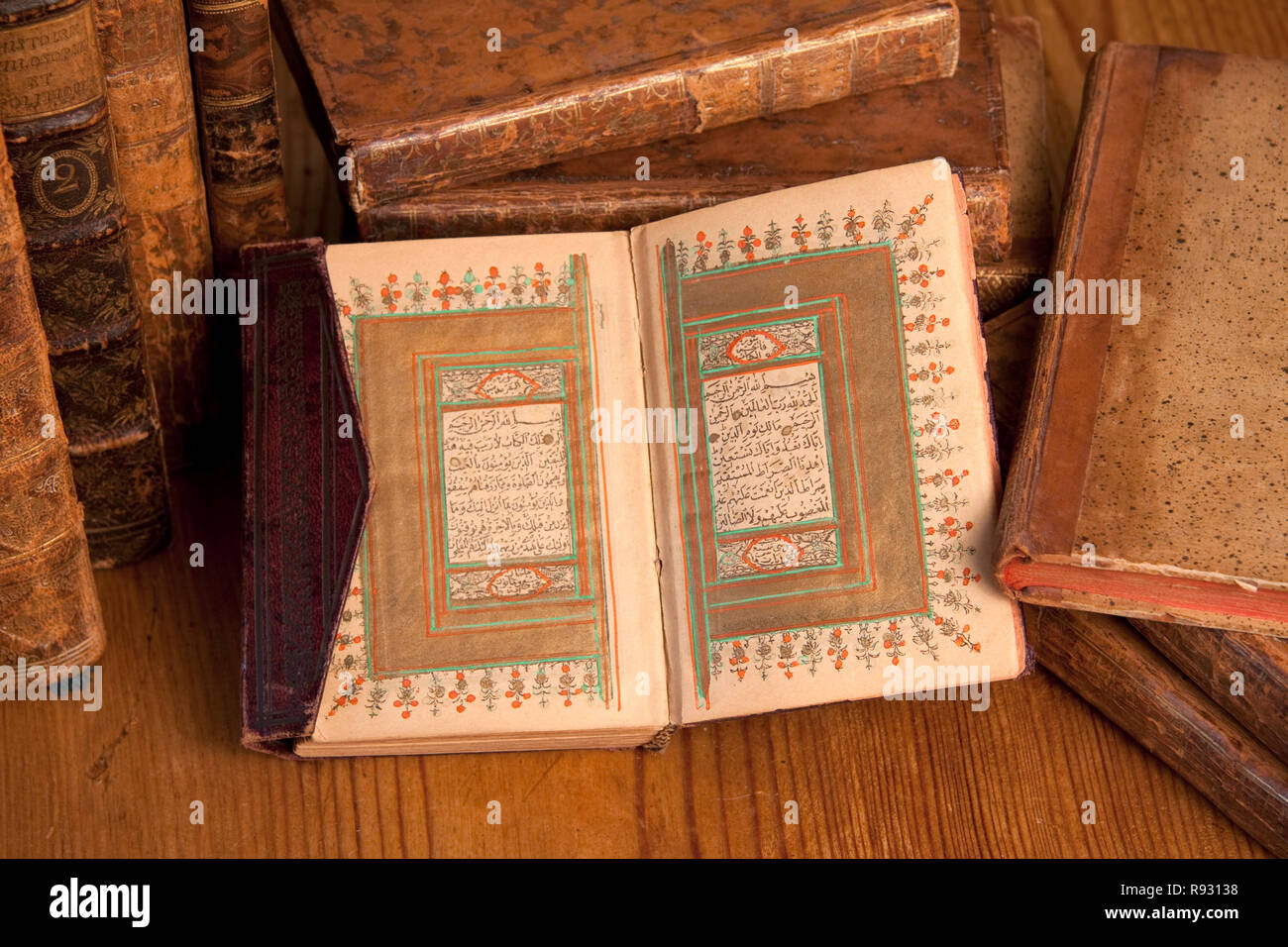 Ancienne vintage books un manuscrit arabe avec des ornements d'or Banque D'Images