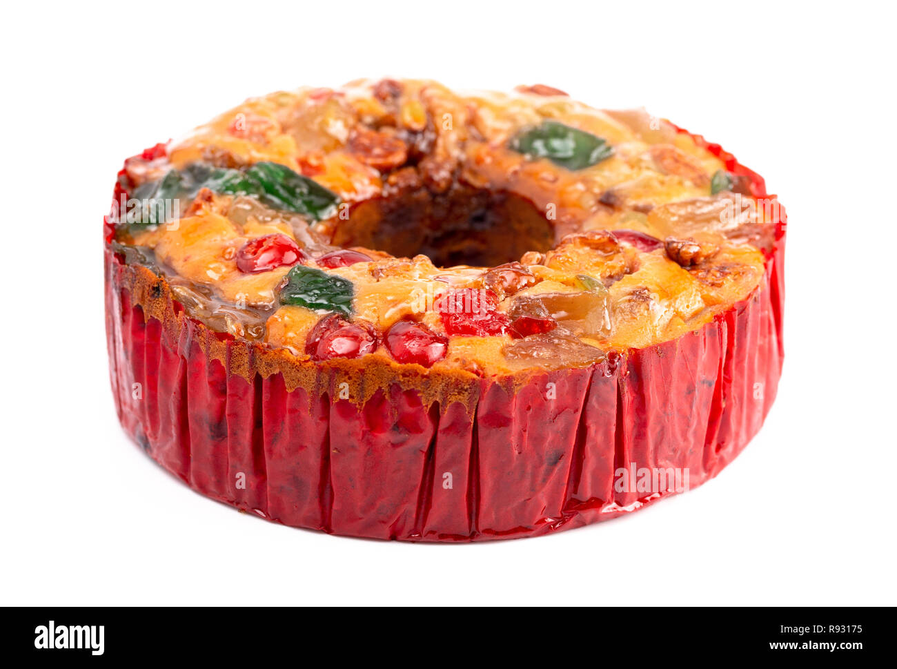 Gâteau aux fruits ronds avec Cerises Ananas et noix sur fond blanc Banque D'Images