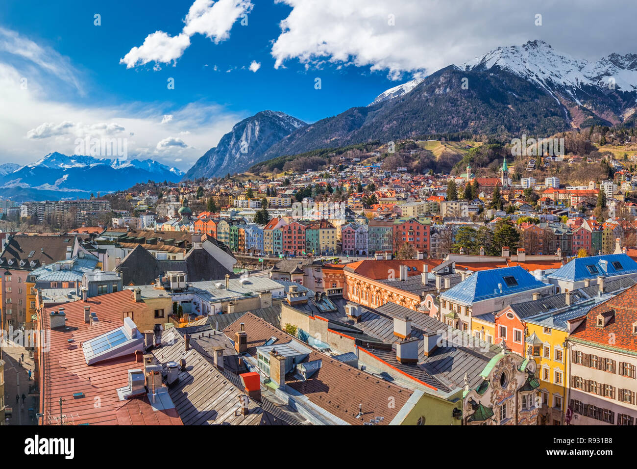 Le centre-ville d'Innsbruck sous la tour Stadtturm. C'est capitale du Tyrol dans l'ouest de l'Autriche, l'Europe. Banque D'Images