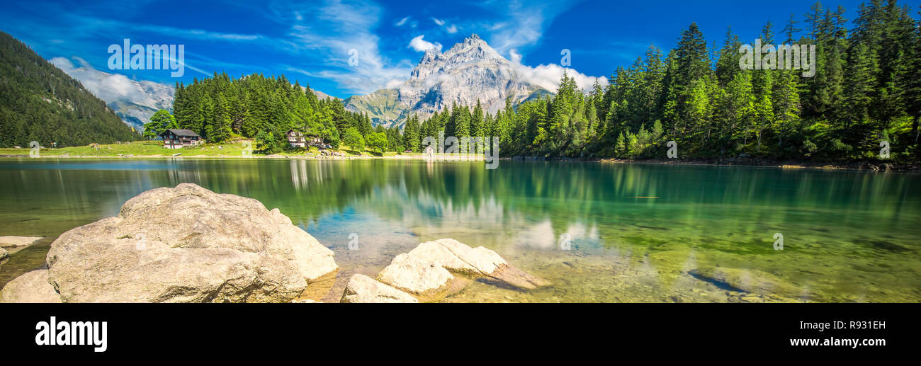 Avec Arnisee Alpes suisses. Arnisee est un réservoir dans le canton d'Uri, Suisse, Europe. Banque D'Images