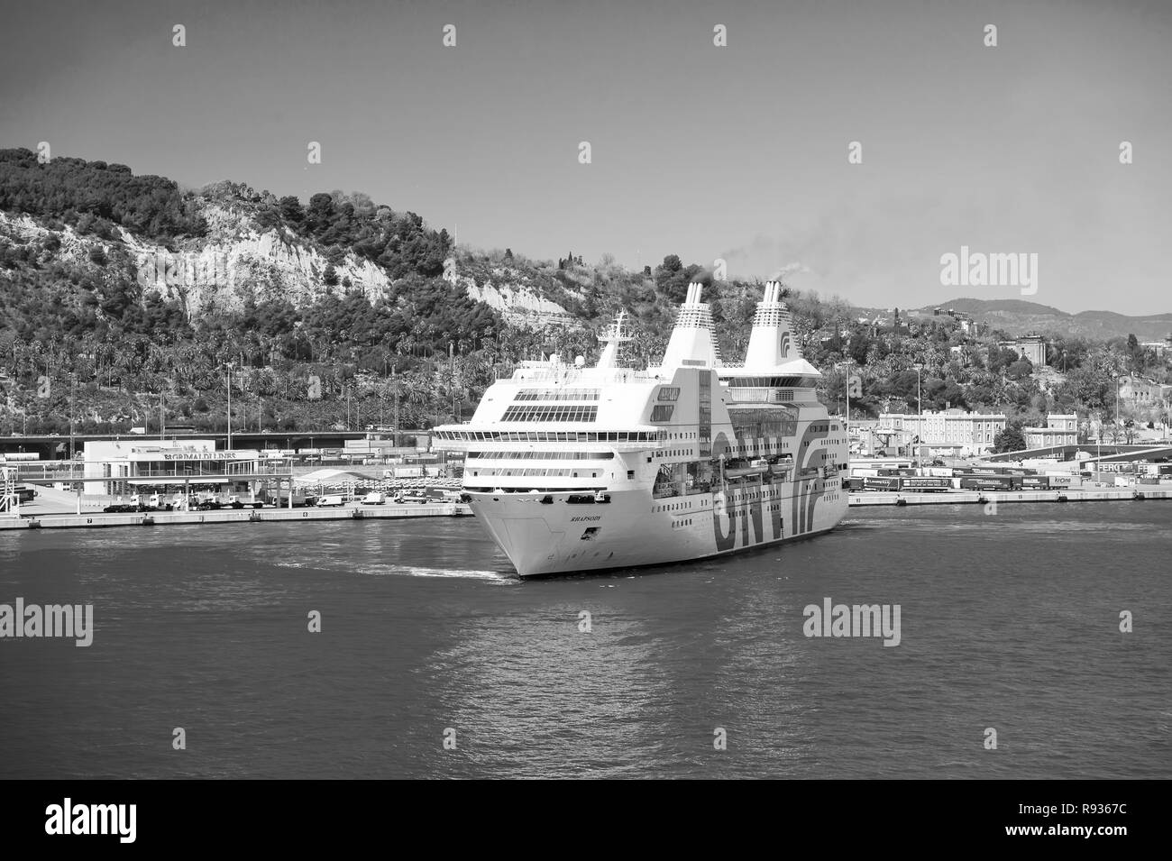 Barcelone, Espagne - 30 mars 2016 : ocean liner GNV Rhapsody dans le port de Gênes sur la mer à la montagne. Destination de croisière et de voyage. Les vacances d'été sur la chemise. voyageant par mer de découverte. Banque D'Images