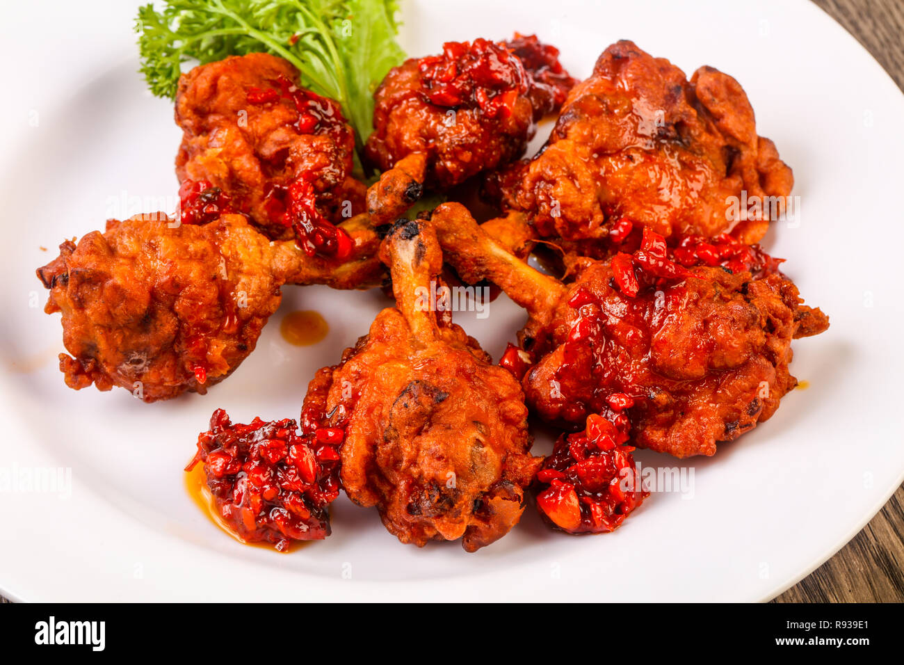 Une cuisine traditionnelle indienne - sucettes de poulet aux épices Banque D'Images