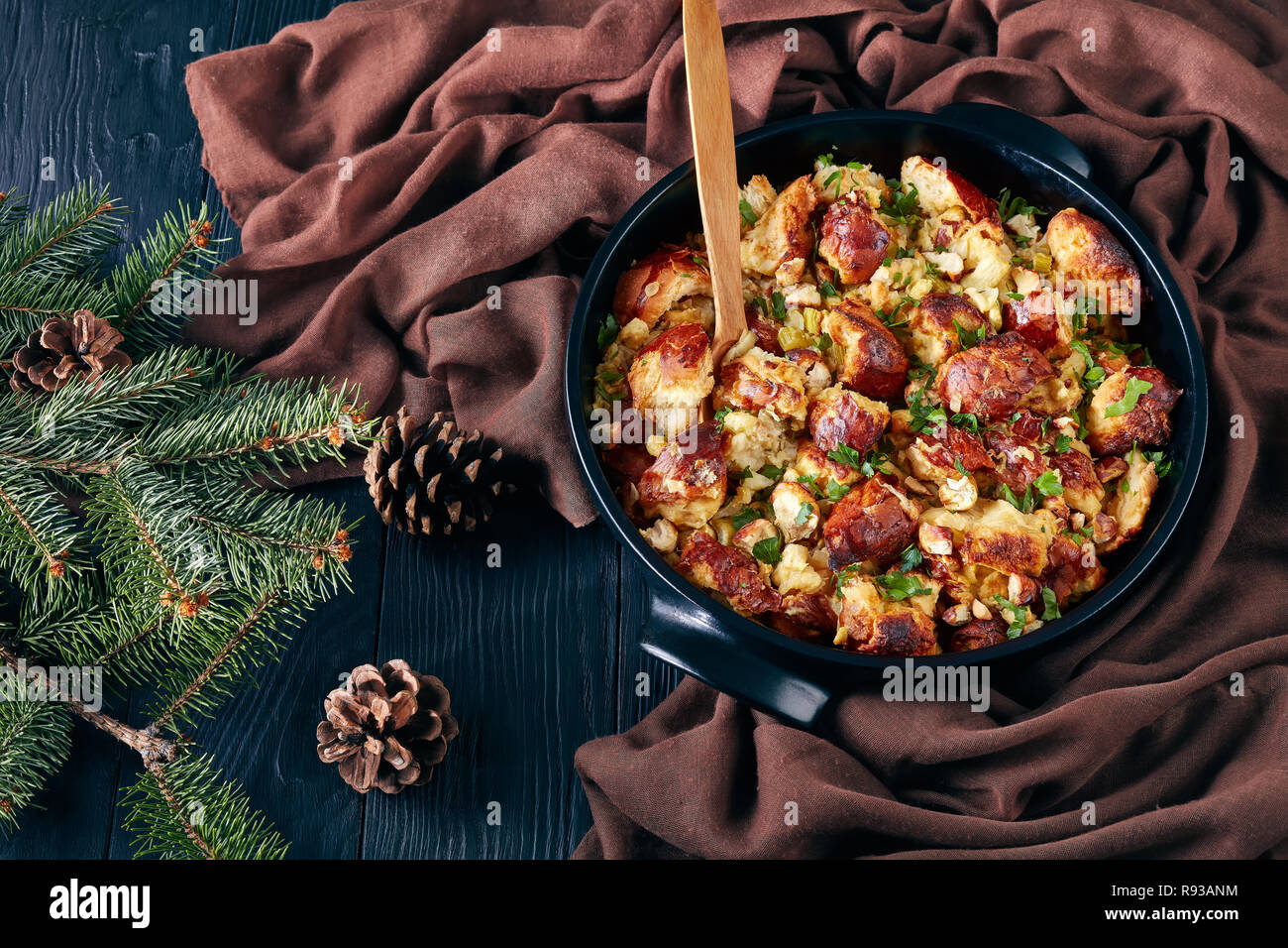 Close-up of delicious vinaigrette de noël avec du doré haut, faites avec du pain, le céleri, les oignons, les pommes, les châtaignes et les herbes dans un plat noir avec fi Banque D'Images