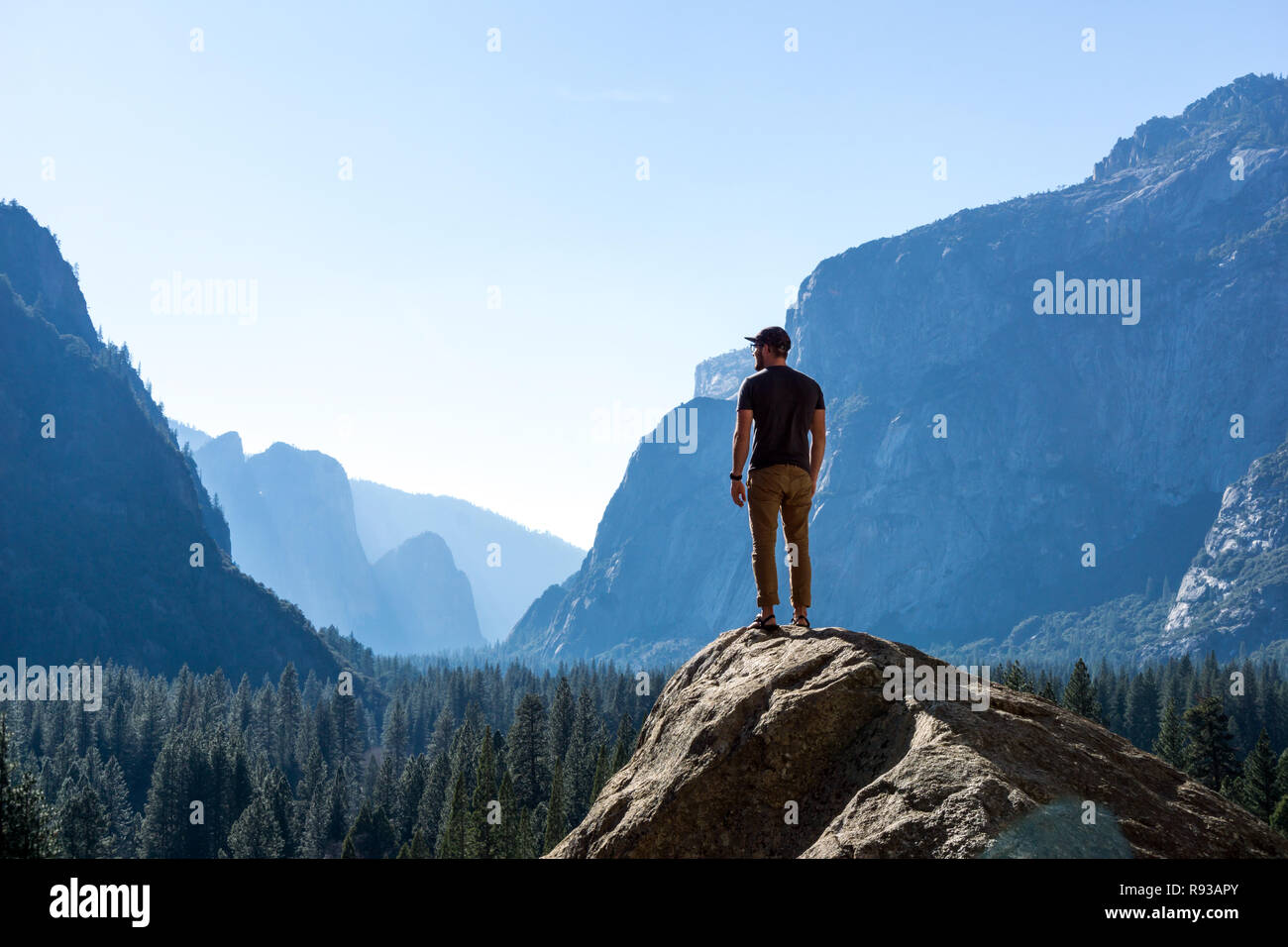Randonneur debout sur la montagne de haut en voyant Grande Yosemite National Park Banque D'Images