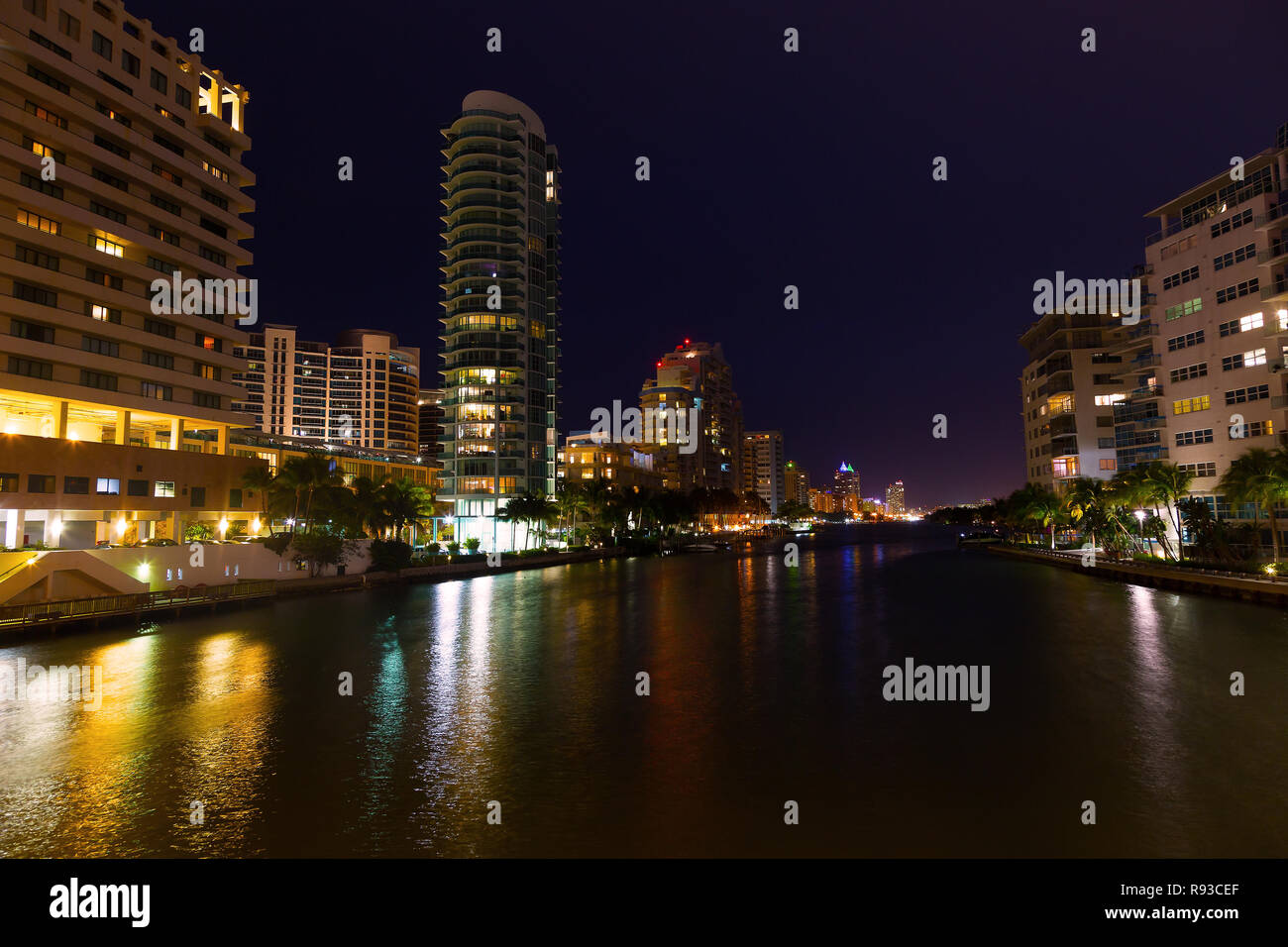 Paysage de la ville de Miami Beach de nuit. Les bâtiments modernes le long de la mer avec des reflets colorés. Banque D'Images